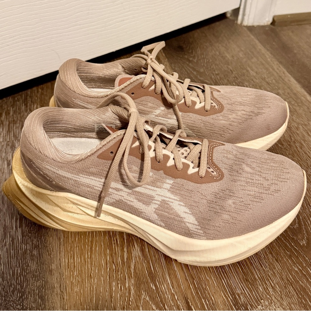 ASICS NOVABLAST 3 'Fawn Mineral Beige' Women’s Lightweight Running Shoes, Size 9